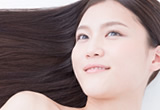 ヘアケアに興味がある若い女性