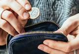 財布からお金を取り出そうとしている人