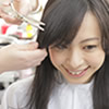 髪をカットしてもらっている若い女性